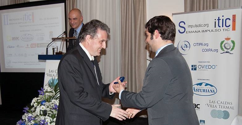 sitic2012-insignia-de-oro-coiipa-d-aquilino-a-juan-fuente
