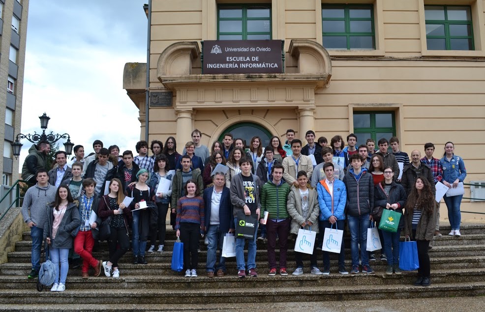 Foto de grupo - frente a EII de Oviedo